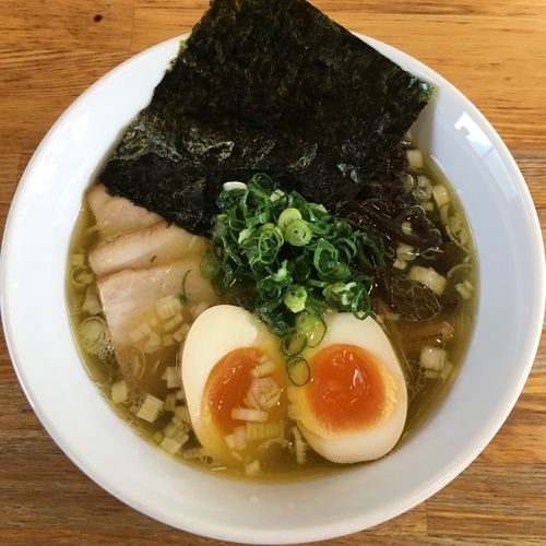 「塩そば (700円) 特製 (200円)」@ひかり食堂の写真