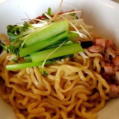 「【季節限定】油そば冷やし（温玉付）＋ニンニク」@汁なし麺専門店 Mendesignの写真