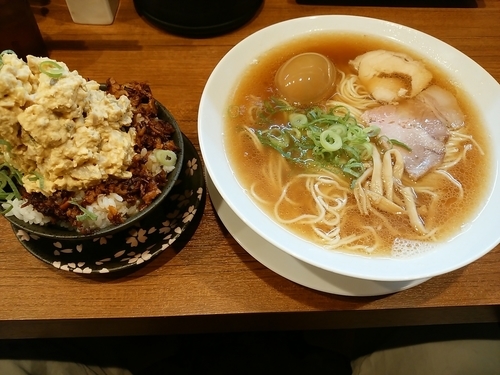 「醤油らー麺＋肉タルタル飯」@麺バカ息子の写真