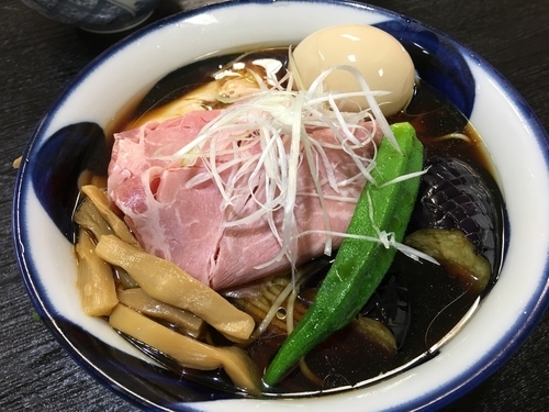 「冷やし煮干しそば 黒醤油 夏野菜添え 800円 味玉 100」@寿製麺 よしかわ 全国アンテナショップ＆夏のグルメフェアの写真