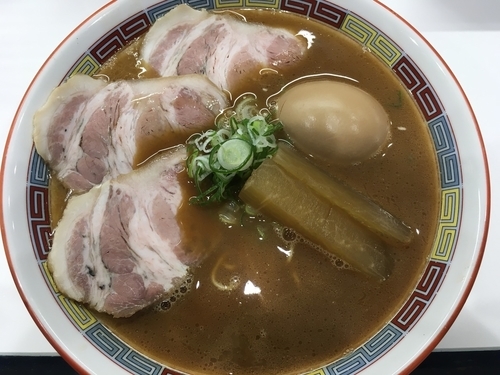 「煮干鰮豚骨らーめん煮玉子入り 850円」@煮干鰮豚骨らーめん 嘉饌の写真