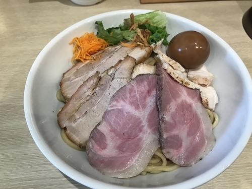 「3種のこだわりチャーシューのせ混ぜそば」@心の味製麺 平井店の写真