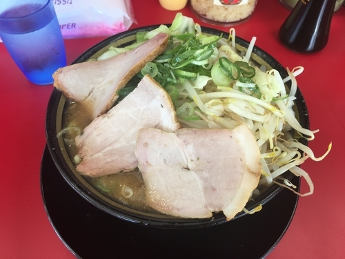 「野菜チャーシューラーメン」@家系ラーメン 王道家の写真