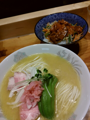 「坂本01feat八咫烏 純白の鶏白湯1000円+灼熱のビビン」@麺屋 坂本01の写真