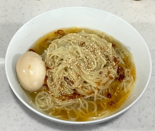 「牛骨スープの冷麺風冷やしラーメン【限定】1100円 + 味玉」@ラーメン星印の写真