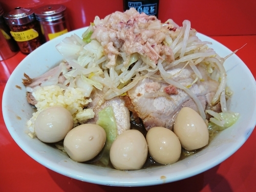 「ラーメン 半分700円(ヤサイ・ニンニク・アブラ」＋うずら」@ラーメン二郎 西台駅前店の写真