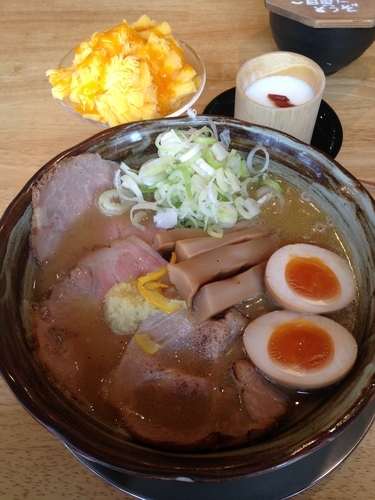 「特製味噌らぁめん  杏仁豆腐  マンゴーアイス」@らぁめん秀 金澤の写真