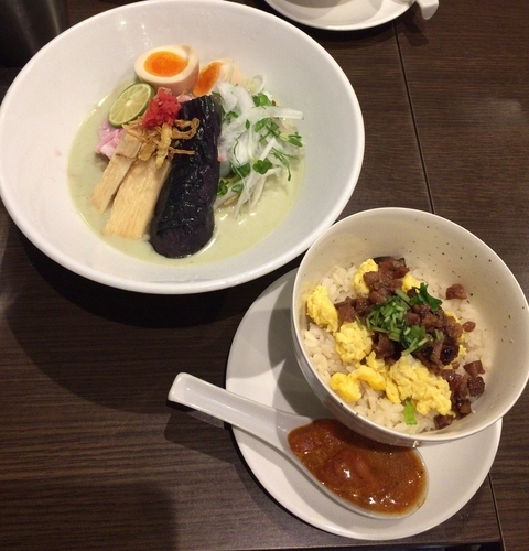 「青豆と静岡茶の冷製すりながしラーメン 豚そぼろ茶めし付」@八咫烏の写真