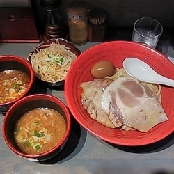特製つけ麺（ハーフ＆ハーフ：濃厚魚介豚骨＆エビとイカ墨）