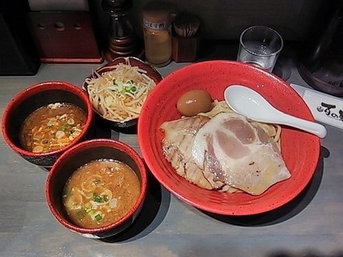 「特製つけ麺（ハーフ＆ハーフ：濃厚魚介豚骨＆エビとイカ墨）」@つけ麺専門 百の輔の写真