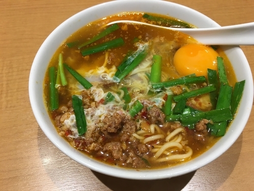 「台湾ラーメン(生玉子入り)」@味仙 JR名古屋駅店の写真