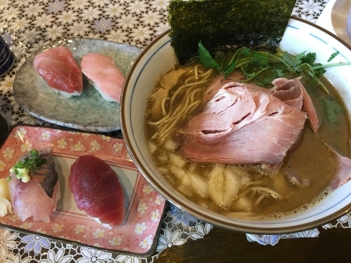 「気まぐれ限定「煮干し白湯」＋まぐろとあじ＋大トロ」@中華そば 四つ葉の写真