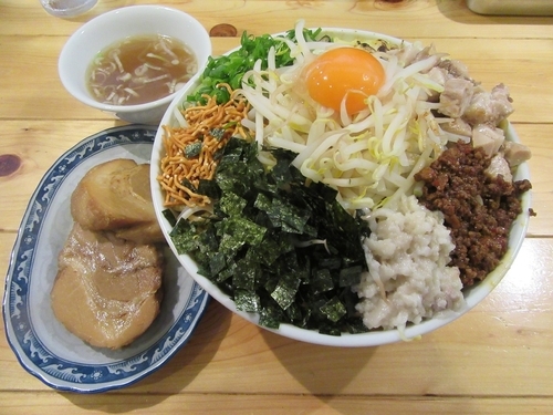 「ジャンク盛り(富士盛り)850円+龍郎チャーシュー×2」@活龍まぜそば専門 天地の写真