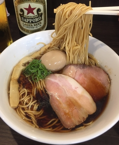 「醤油ラーメン680円+味玉100円+ビンビール500円」@かしわぎの写真