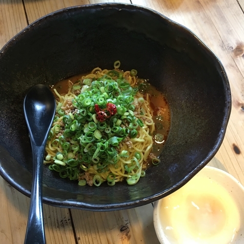 「汁なし担々麺 (600円) 温泉卵 (60円)」@楽の写真