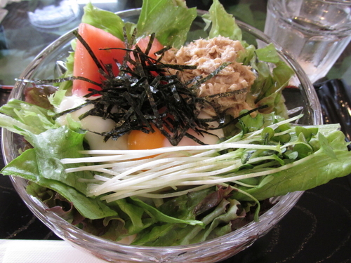 「月見ｻﾗﾀﾞうどん+ｺｰﾋｰ「730+150(ﾗﾝﾁ価格)」」@3cafeの写真