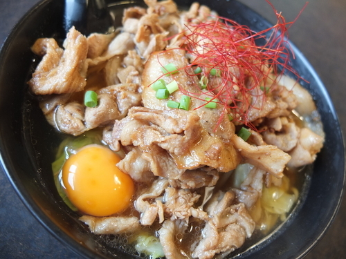「ガッツリ肉盛りらーめん(醤油、肉200g)+生卵」@ともや食堂 藤岡店の写真