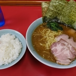 中チャーシュー麺硬め、濃いめ