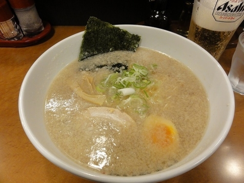 「醤油らーめん 850円 背アブラ多目 　ビール」@らーめん香月 六本木店の写真