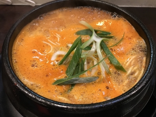 「赤ホルモンラーメン  900円」@ホルモンらーめん 8910 白寿 北新地店の写真