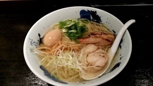 「鶏そば+味玉」@自家製麺 鶏そば 三歩一の写真