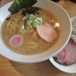 背脂醤油らーめん・大盛（７５０円）