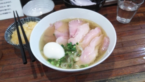 「塩ラーメン全のせ、卵かけご飯」@町田汁場 しおらーめん進化 町田駅前店の写真