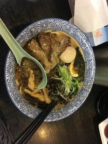 「味玉らーめん（850円）にんにく油」@麺屋 青山 本店の写真