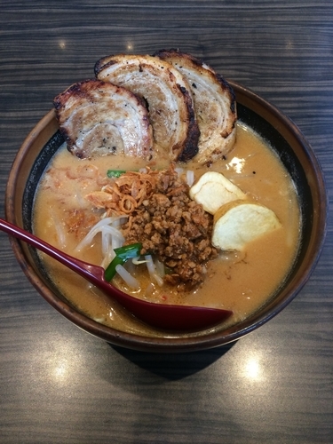 「北海道味噌 味噌漬け炙りチャーシュー麺 1080円」@麺場 田所商店 松戸六高台店の写真