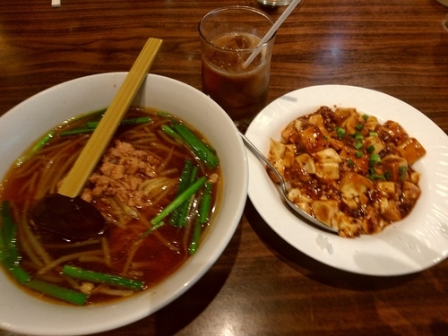 「ラーメンセット(台湾辛味ラーメン＋麻婆豆腐丼)880円」@上海華龍 ヤマダ電機LABI1高崎店の写真