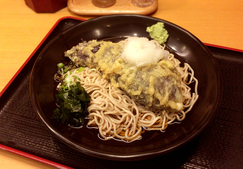 「冷やしなす天そば(470円)」@吉そば 銀座本店の写真