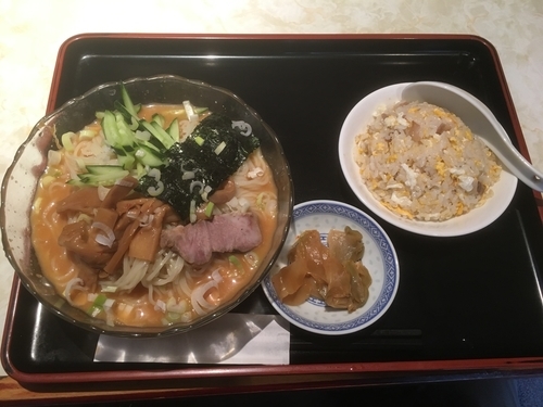 「冷しみそらーめん600円、半チャーハン400円」@上海ピーマンの写真