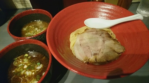 「ハーフ＆ハーフ 魚介豚骨 エビイカ墨 950」@つけ麺専門 百の輔の写真