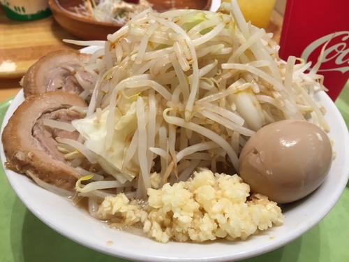 「豚玉ラーメン（並）野菜マシ」@ジャンクガレッジ イオンレイクタウンmori店の写真