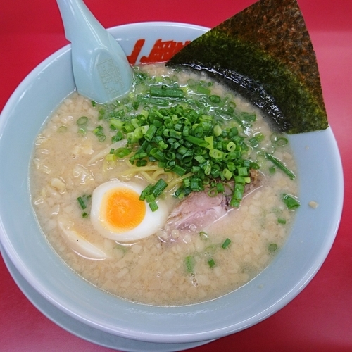 「プレミアム塩とんこつ850　※麺ヤワメ」@ラーメン山岡家 テクノポリスセンター店の写真