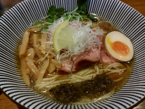「冷やし煮干そば（白）700円+海鮮丼+獺祭」@寿製麺よしかわ 川越店の写真