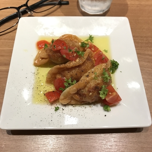 「揚げぎょうざ（３個）オリーブトマトソース」@リンガーハット TOKYO PREMIUM 新橋店の写真