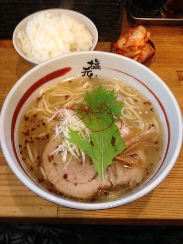 「ギョーザセット(天然塩ラーメン＋ギョーザ＋ライス)」@本店 塩元帥の写真