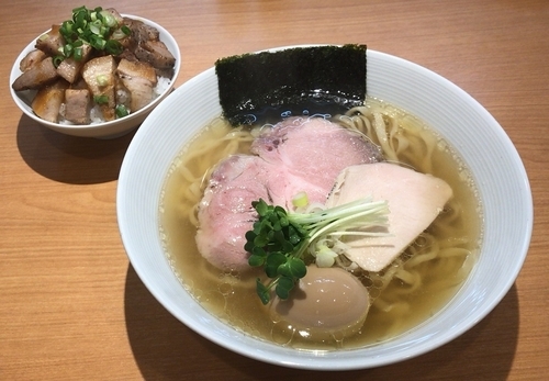 「味玉入り中華そば(白醤油･ちぢれ麺)＋ブタめし」@mojamojaの写真