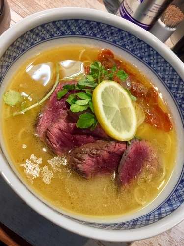 「【気まぐれ限定】ダチョウ白湯〜ダチョウの肉入り〜￥1000」@中華そば 四つ葉の写真