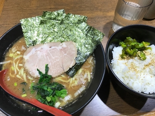 「ラーメン 並 麺硬め＋味濃いめ＋油多目＋サービスライス」@麺家 黒の写真