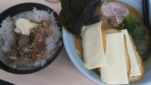 「田中ラーメン（並）750円＋チャーシューマヨご飯50円」@横浜家系ラーメン田中の写真
