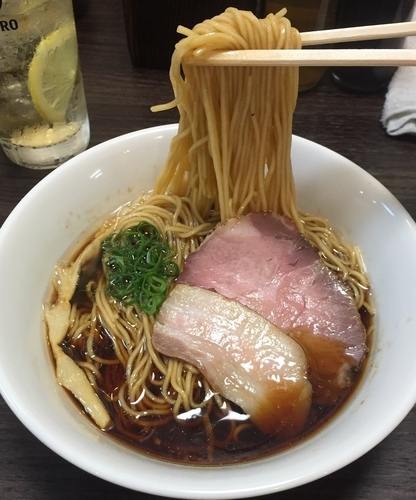 「醤油ラーメン680円+ハイボール+チャーシュー」@かしわぎの写真