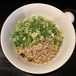 汁なし担々麺 大 3辛 (730円) 温泉玉子 (100円)