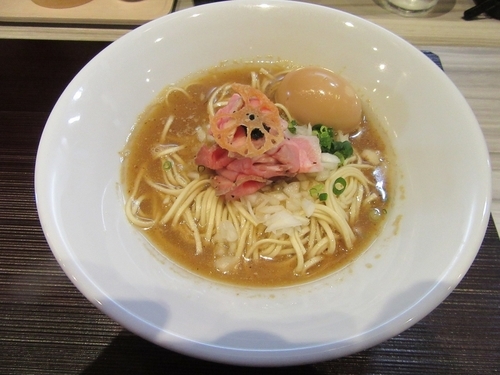 「水と煮干・醤油・味玉（８５０円）＋肉増し２００円」@つくばらーめん 鬼者語 -オニモノガタリ-の写真