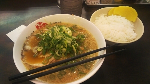 「らーめん（固め）+ライス（普通盛）」@京都銀閣寺 ますたにラーメン 日本橋本店の写真