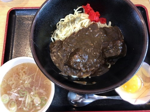 「黒カレーまぜそば800円+生卵50円」@支那そば ゑびすやの写真