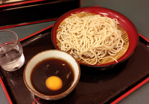 「もりそば(260円)+たまご(40円)」@小諸そば 八丁堀駅前店の写真