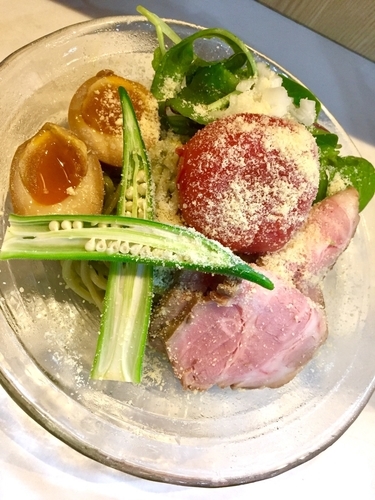 「【限定】トマトの白桃酒漬け冷製ガーリックバジルソースあえめん」@麺屋 扇 SENの写真