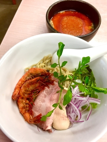 「【限定A】冷たい旨辛海老つけそば炎のソフトシェルシュリプ添え」@中華そば よしかわの写真